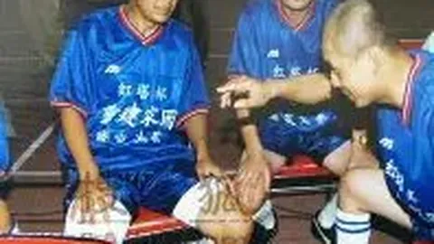 6日晨，海港豪杰挥帆新加坡，颜骏凌徐新喜获新山之旅纪念战袍！