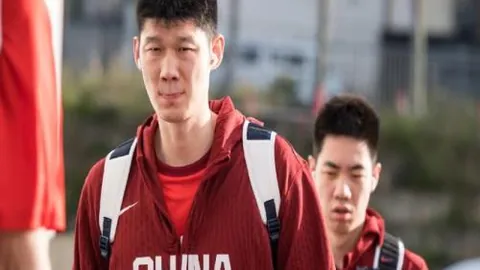 “纽卡斯尔雄鹰与麦克阿瑟战队激战正酣！巅峰对决，喷气机能否再创三冠传奇？”